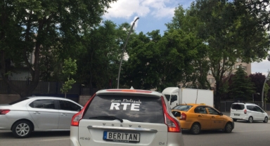 “Son Padişah RTE” yazılı araç Meclis'te: Padişahlık biteli çok oldu! 