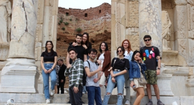 Yüzlerce genç İzmir'i gezdi