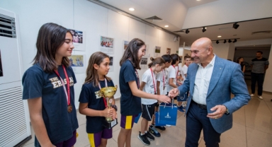 Başkan Soyer, Özel Eraslan Okulu’nun şampiyonlarını ağırladı