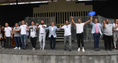 Bilet yerine kitap aldılar, köy okuluna kütüphane kurdular