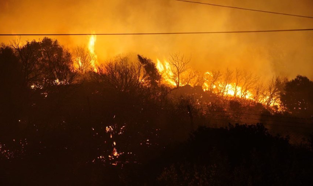Çeşme'de yangın köyü sardı! Başkan Oran'dan yardım çağrısı
