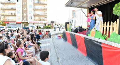 Çiğli Belediyesi tiyatro tırı mahalle turuna çıktı