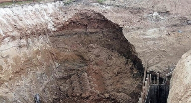 Göçük altında kalan işçiyi arkadaşları kurtardı: Tırnaklarıyla toprağı kazıdılar! 
