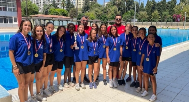 İzmir, havuzda şampiyon