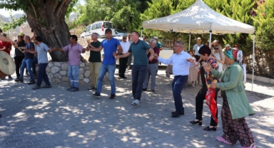 Karaburun'da davullu zurnalı TİS coşkusu