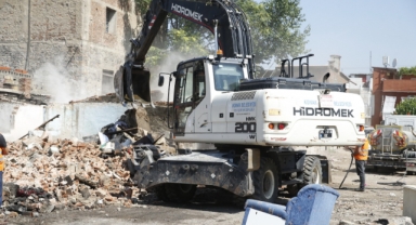 Konak’ta metruk bina yıkıldı