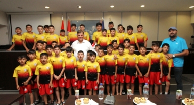 Mardinli çocuklar Başkan Tugay’ı ziyaret etti