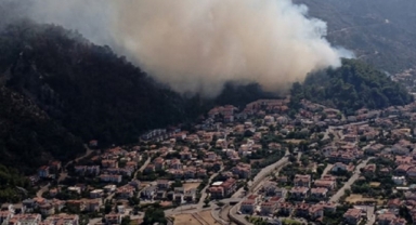 Marmaris'te yangın paniği: Alevler otele sıçradı