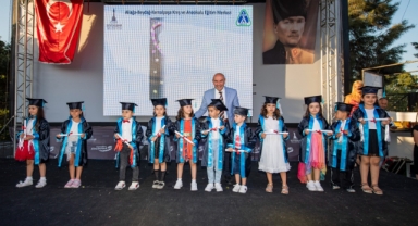 Miniklerin ilk mezuniyet heyecanına Başkan Soyer de ortak oldu