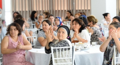 Yücel ve milletvekilleri ev hanımlarıyla buluştu