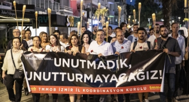  Başkan Abdül Batur 17 Ağustos'un yıl dönümünde konuştu:Kentsel dönüşüm öncelik olmalı