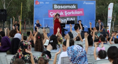 Bayraklı çocuklar gibi şen!