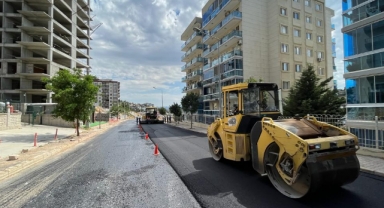 Bayraklı sokaklarına 62 bin metrekare asfalt serimi