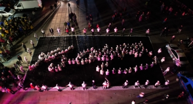 Bayraklılı gençlerden Kocatepe’de Atatürk imzası