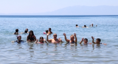 Buca’da anne ve çocuklara deniz keyfi