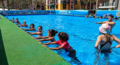Bucalı çocuklar “mahalledeki havuzda” yüzme öğreniyor