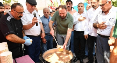 Çiğli Belediyesi’nden vatandaşlara aşure ikramı