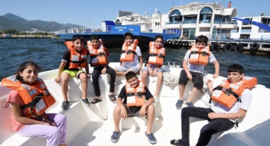 Çocuklar yazın keyfini yüzme dersleriyle çıkarıyor 