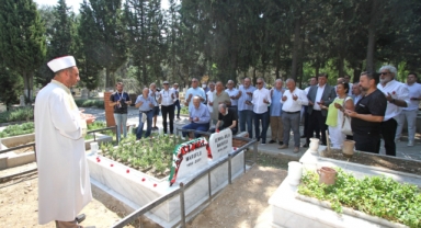 İzmir Baba'yı mezarı başında anma