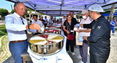 İzmir Büyükşehir Belediyesi aşure bereketini 12 bin kişiyle paylaştı