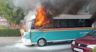 İzmir'de minibüs alev aldı: Cayır cayır yandı