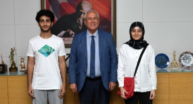 Karabağlar’ın gururları Başkan Selvitopu’nu ziyaret etti