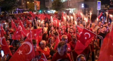 Karşıyaka’da omuz omuza Zafer yürüyüşü!