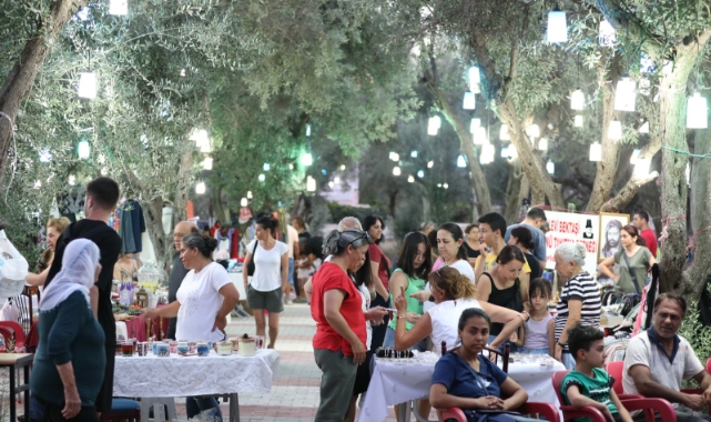 Narlıdere'de 'gece pazarı' yoğun ilgi görüyor