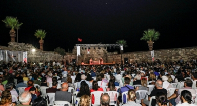 Sığacık Müjdat Gezen'i ayakta alkışladı