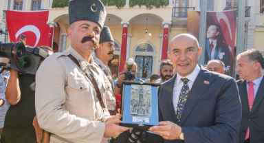 100'üncü yıl kutlamalarında canlandırmalı tören