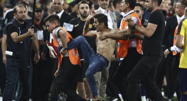 Ankaragücü Beşiktaş maçında taraftar sahaya girdi! Futbolcuya uçan tekme