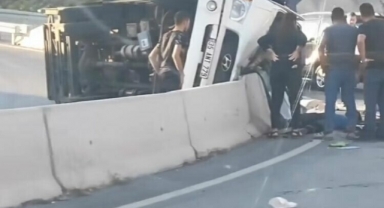 Bayraklı'da korkunç kaza: Kamyonet bariyerlere girdi!