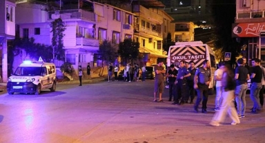 Bayraklı 'da polise bıçaklı saldırı 