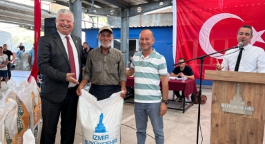 Büyükşehir’den Dikili’deki üreticiye yem desteği