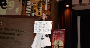 Çocuk gelin ve kadına şiddet oyunu duygulu anlar yaşattı 