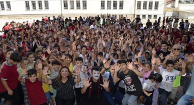 İzmir'de Pandomim gösterisi gerçekleştirildi