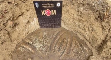 İzmir'de tarihi eser kaçakçısı yakalandı...2 bin yıllık mozaik ele geçirildi