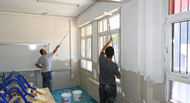 Karabağlar Belediyesi okulları boyuyor