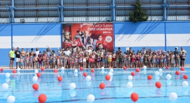 Kemalpaşa'da yüzlerce çocuğun yüzme öğrenme sevinci