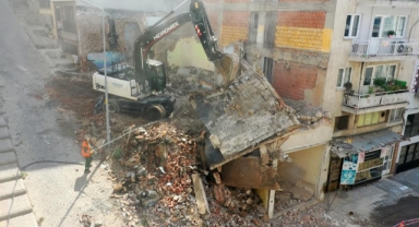 Konak'lılar rahat bir nefes aldı... Tehlike saçan bina yıkıldı
