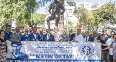 Konak Taçsız Kral'ı andı