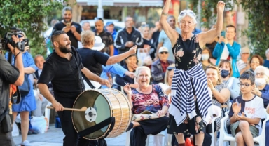 Konaklılar, Roman Müzisyenlerle coştu