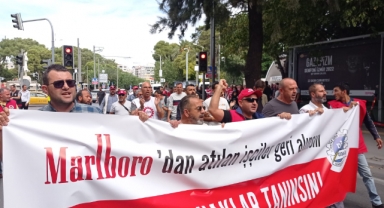 Marlboro işçileri haklarını aramaya devam ediyor... Şirketin kapısına dayandılar