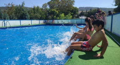 Roman çocuklar hem eğlendi hem yüzme öğrendi 