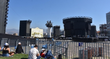 Tarkan konseri önünde yer kapma telaşı 