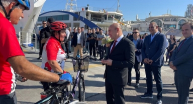 Başkan Soyer'den 350 bininci bisikletli yolcuya sürpriz