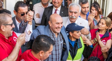 Belediye işçilerinden Başkan Soyer’e destek... “Asla yalnız yürümeyeceksin”