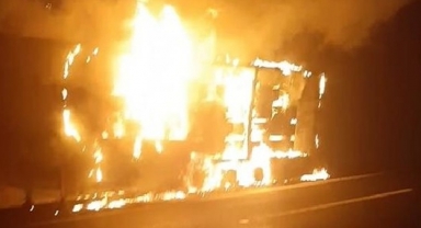 Düzce’de MDF yüklü TIR alev alev yandı