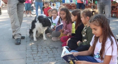 Foçalı çocuklar köpeklere kitap okudu
