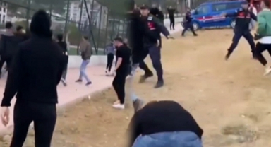 Holiganlar sahayı ve tribünleri taşladı